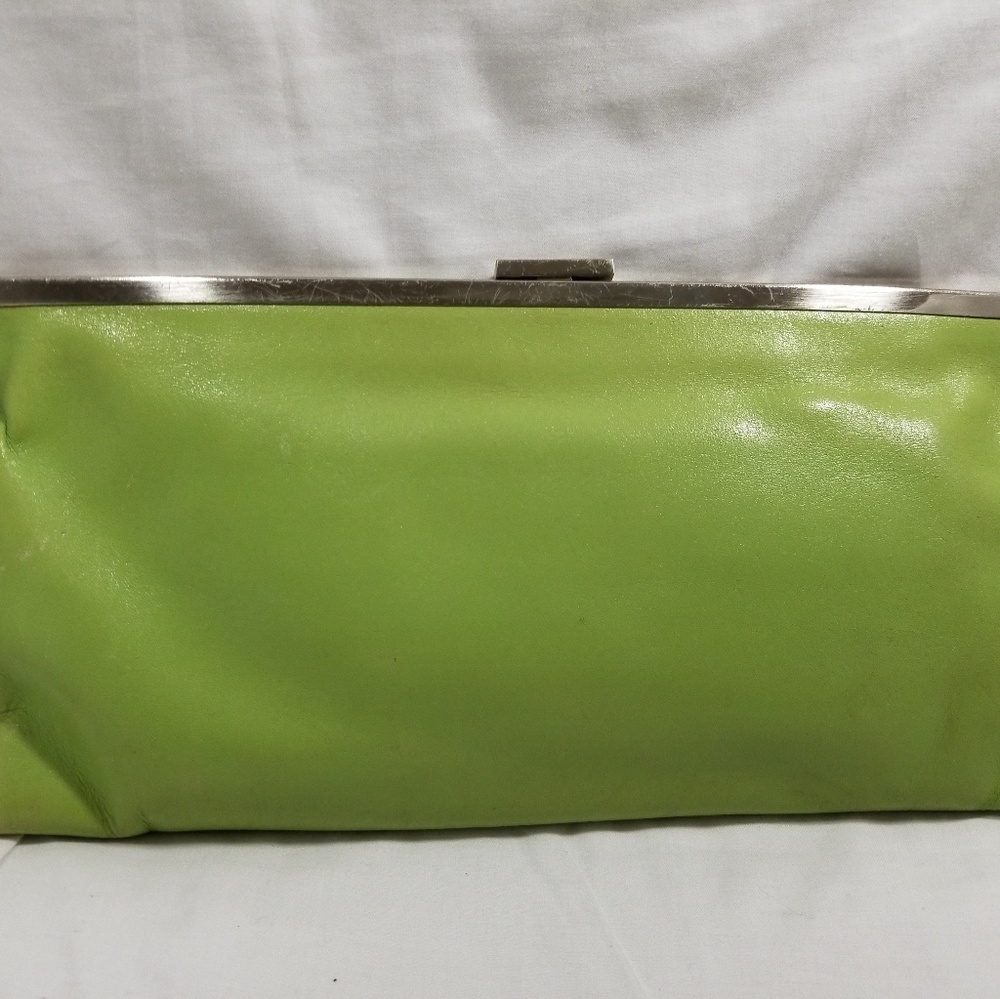 a9,773 Hobo International Green Wallet Clutch Purs